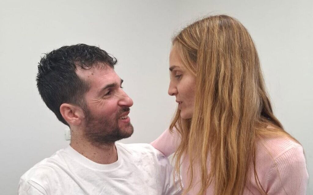 שורד השבי שגיא דקל חן ואשתו מתאחדים לראשונה בנקודת הקליטה הראשונית ברעים (צילום: דובר צה"ל) שורד השבי שגיא דקל חן ואשתו מתאחדים לראשונה בנקודת הקליטה הראשונית ברעים (צילום: דובר צה"ל)