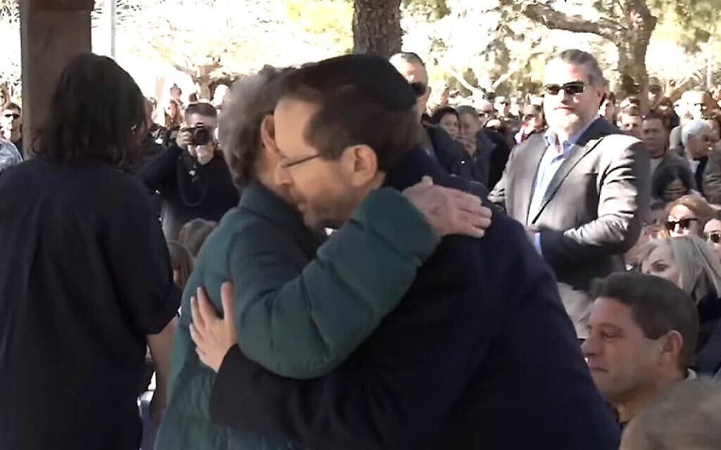 הנשיא יצחק הרצוג מחבק את יוכד ליפשיץ בהלוויית עודד ליפשיץ, 25 בפברואר 2025 הנשיא יצחק הרצוג מחבק את יוכד ליפשיץ בהלוויית עודד ליפשיץ, 25 בפברואר 2025