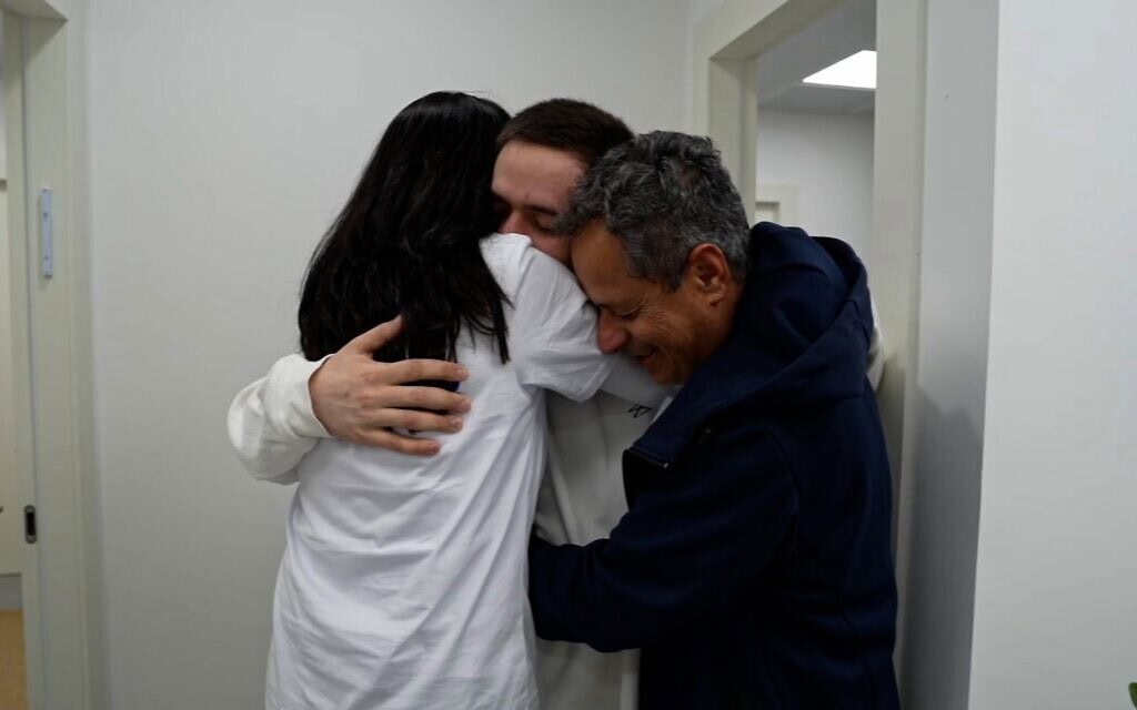 עומר שם טוב במפגש הראשון עם הוריו, מלכי ושלי, בנקודת הקליטה הראשונית בישראל, 22 בפברואר 2025 (צילום: דובר צה"ל) עומר שם טוב במפגש הראשון עם הוריו, מלכי ושלי, בנקודת הקליטה הראשונית בישראל, 22 בפברואר 2025 (צילום: דובר צה"ל)