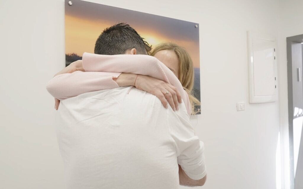 שגיא דקל-חן במפגש הראשון עם אשתו אביטל, בנקודת הקליטה הראשונית בישראל, 15 בפברואר 2025 (צילום: דובר צה"ל) שגיא דקל-חן במפגש הראשון עם אשתו אביטל, בנקודת הקליטה הראשונית בישראל, 15 בפברואר 2025 (צילום: דובר צה"ל)