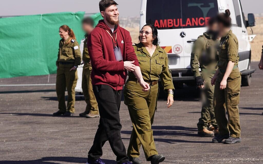אלכסנדר (סשה) טרופנוב עובר לידי כוח צה"ל, 15 בפברואר 2025 (צילום: דובר צה"ל) אלכסנדר (סשה) טרופנוב עובר לידי כוח צה"ל, 15 בפברואר 2025 (צילום: דובר צה"ל)