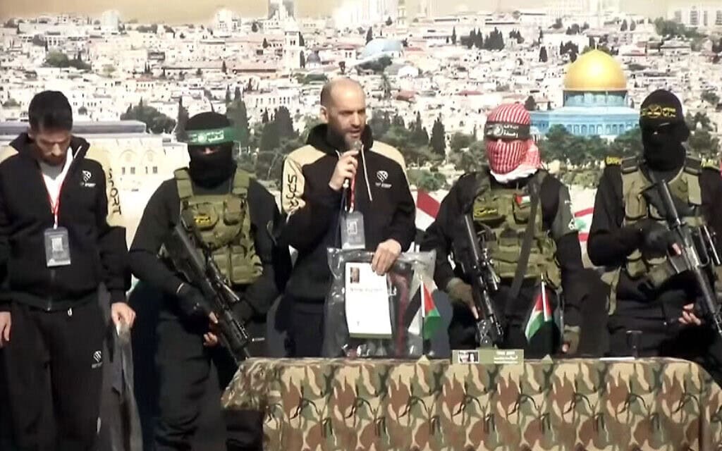 יאיר הורן על הבמה שהקים חמאס בחאן יונס לפני שיועבר לצלב האדום, 15 בפברואר 2025 (צילום: צילום מסך) יאיר הורן על הבמה שהקים חמאס בחאן יונס לפני שיועבר לצלב האדום, 15 בפברואר 2025 (צילום: צילום מסך)