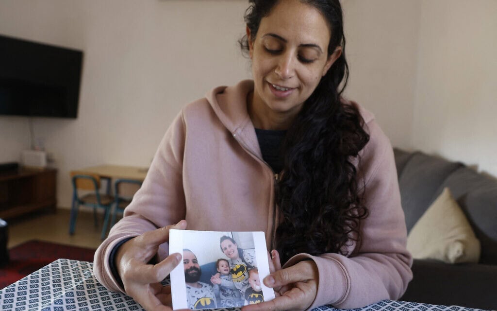 עופרי ביבס לוי עם תמונה של אחיה ירדן, אשתו שירי וילדיהם אריאל וכפיר, במושב גבעת יואב, 26 בפברואר 2024 (צילום: Jalaa MAREY / AFP) עופרי ביבס לוי עם תמונה של אחיה ירדן, אשתו שירי וילדיהם אריאל וכפיר, במושב גבעת יואב, 26 בפברואר 2024 (צילום: Jalaa MAREY / AFP)