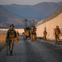חיילים טורקיים מפטרלים במזרח המדינה, ליד הגבול עם איראן, 1 בנובמבר 2024 (צילום: Ozan KOSE / AFP) חיילים טורקיים מפטרלים במזרח המדינה, ליד הגבול עם איראן, 1 בנובמבר 2024 (צילום: Ozan KOSE / AFP)