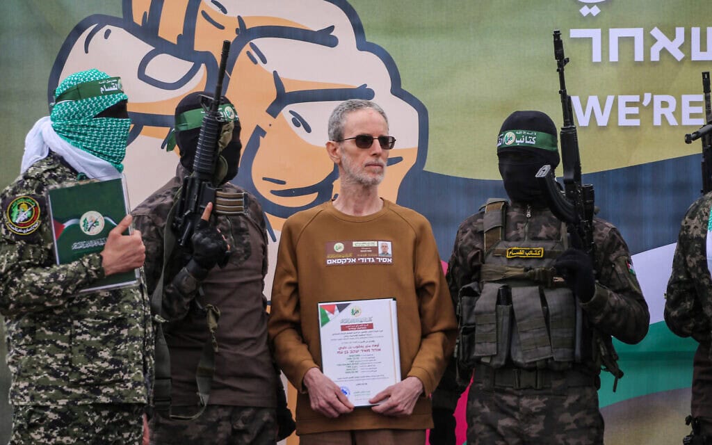אוהד בן עמי במהלך שחרורו משבי חמאס בדיר אל-בלח, 8 בפברואר 2025 (צילום: Eyad BABA / AFP) אוהד בן עמי במהלך שחרורו משבי חמאס בדיר אל-בלח, 8 בפברואר 2025 (צילום: Eyad BABA / AFP)