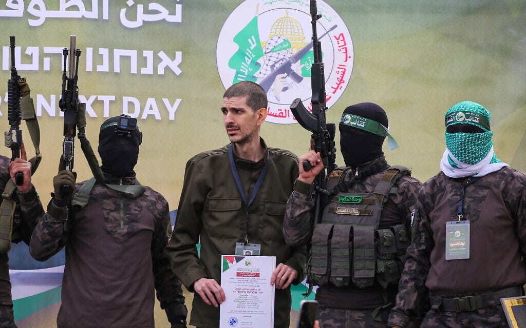 אור לוי במהלך שחרורו משבי חמאס בדיר אל-בלח, 8 בפברואר 2025 (צילום: Eyad BABA / AFP) אור לוי במהלך שחרורו משבי חמאס בדיר אל-בלח, 8 בפברואר 2025 (צילום: Eyad BABA / AFP)