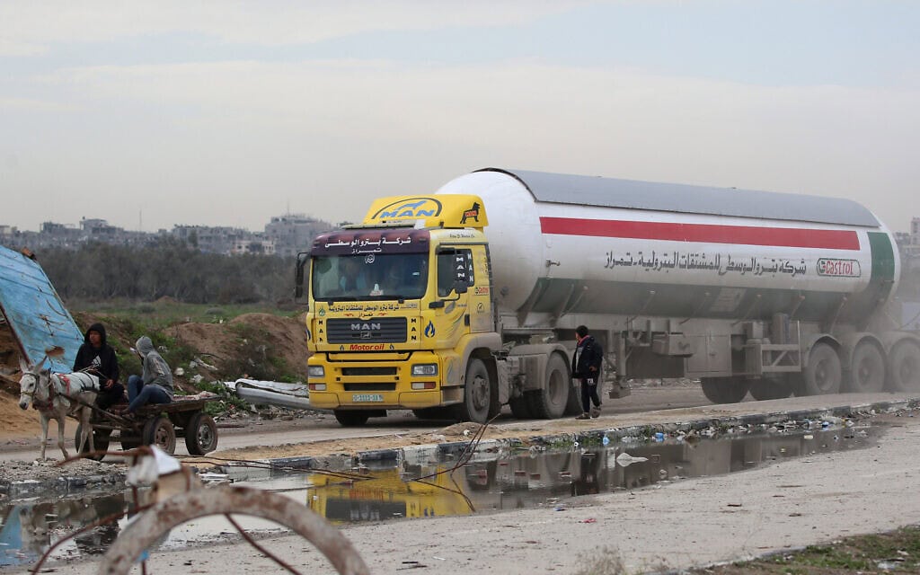 מיכלית מתכוננת לחצות מחסום על כביש צלאח א־דין במרכז רצועת עזה, ב־13 בפברואר 2025 (צילום: Eyad BABA / AFP) מיכלית מתכוננת לחצות מחסום על כביש צלאח א־דין במרכז רצועת עזה, ב־13 בפברואר 2025 (צילום: Eyad BABA / AFP)