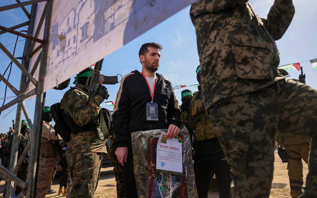 שגיא דקל חן מועבר לידי הצלב האדום בחאן יונס, אחרי 498 ימים בשבי חמאס. 15 בפברואר 2025 (צילום: Bashar TALEB / AFP) שגיא דקל חן מועבר לידי הצלב האדום בחאן יונס, אחרי 498 ימים בשבי חמאס. 15 בפברואר 2025 (צילום: Bashar TALEB / AFP)