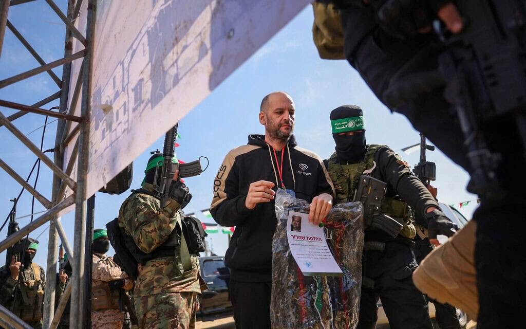 יאיר הורן מועבר לידי הצלב האדום בחאן יונס, אחרי 498 ימים בשבי חמאס. 15 בפברואר 2025 (צילום: Bashar TALEB / AFP) יאיר הורן מועבר לידי הצלב האדום בחאן יונס, אחרי 498 ימים בשבי חמאס. 15 בפברואר 2025 (צילום: Bashar TALEB / AFP)