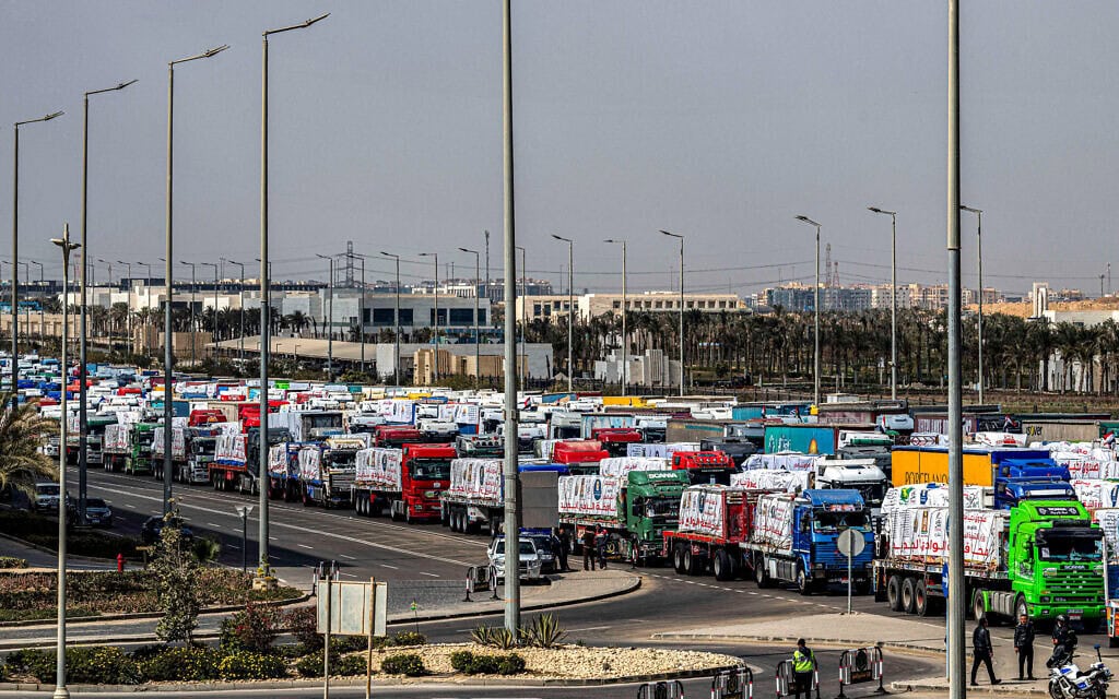 שיירת משאיות עמוסות בסיוע הומניטרי לרצועת עזה, 16 בפברואר 2025 (צילום: Khaled DESOUKI / AFP) שיירת משאיות עמוסות בסיוע הומניטרי לרצועת עזה, 16 בפברואר 2025 (צילום: Khaled DESOUKI / AFP)