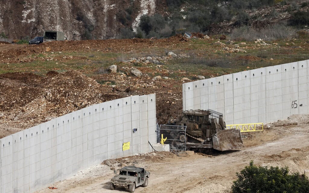 כלי רכב צבאיים ישראליים חוצים מחסום בטון בגבול בין ישראל לכפר דהיירה שבדרום לבנון ב־17 בפברואר 2025 (צילום: Jalaa MAREY / AFP) כלי רכב צבאיים ישראליים חוצים מחסום בטון בגבול בין ישראל לכפר דהיירה שבדרום לבנון ב־17 בפברואר 2025 (צילום: Jalaa MAREY / AFP)
