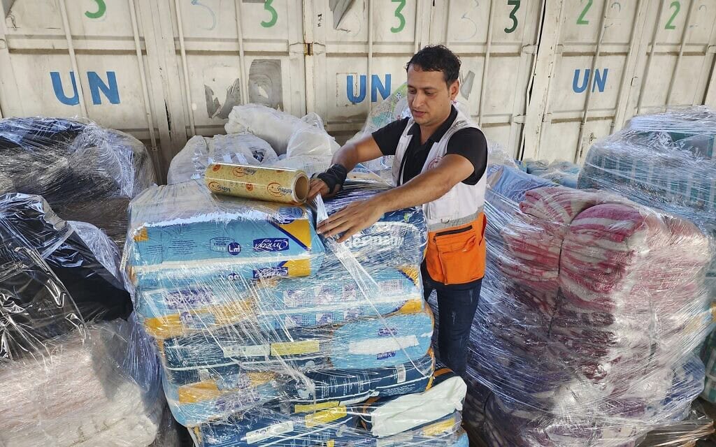 עובדי האו"ם והסהר האדום מכינים את הסיוע לחלוקה לפלסטינים במחסן אונר"א בדיר אל־בלח, רצועת עזה, ב-23 באוקטובר 2023 (צילום: AP Photo/Hassan Eslaiah) עובדי האו"ם והסהר האדום מכינים את הסיוע לחלוקה לפלסטינים במחסן אונר"א בדיר אל־בלח, רצועת עזה, ב-23 באוקטובר 2023 (צילום: AP Photo/Hassan Eslaiah)