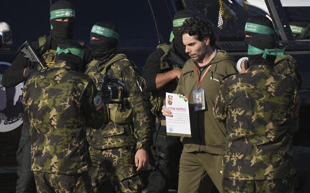 עופר קלדרון במהלך שחרורו משבי חמאס בחאן יונס, רצועת עזה, 1 בפברואר 2025 (צילום: AP Photo/Abdel Kareem) עופר קלדרון במהלך שחרורו משבי חמאס בחאן יונס, רצועת עזה, 1 בפברואר 2025 (צילום: AP Photo/Abdel Kareem)