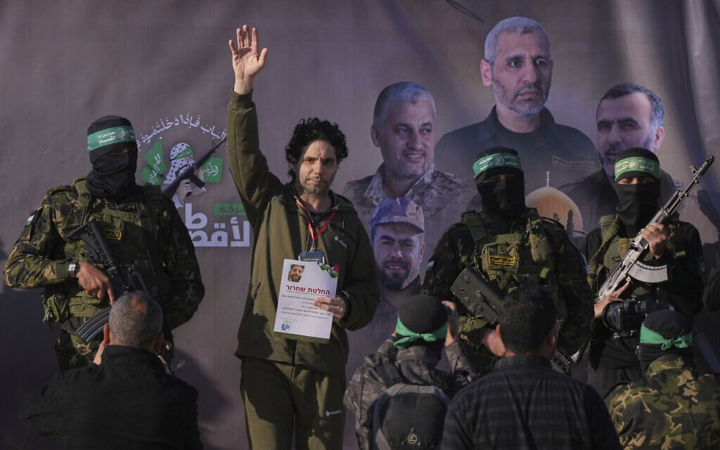 עופר קלדרון במהלך שחרורו משבי חמאס בחאן יונס, רצועת עזה, 1 בפברואר 2025 (צילום: AP Photo/Abdel Kareem) עופר קלדרון במהלך שחרורו משבי חמאס בחאן יונס, רצועת עזה, 1 בפברואר 2025 (צילום: AP Photo/Abdel Kareem)
