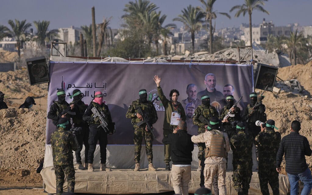 עופר קלדרון במהלך שחרורו משבי חמאס בחאן יונס, רצועת עזה, 1 בפברואר 2025 (צילום: AP Photo/Abdel Kareem) עופר קלדרון במהלך שחרורו משבי חמאס בחאן יונס, רצועת עזה, 1 בפברואר 2025 (צילום: AP Photo/Abdel Kareem)