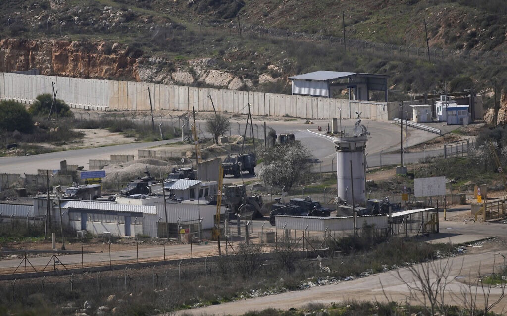 כלי רכב צבאיים בבית הסוהר עופר לקראת שחרורם של אסירים פלסטינים, 1 בפברואר 2025 (צילום: AP Photo/Nasser Nasser) כלי רכב צבאיים בבית הסוהר עופר לקראת שחרורם של אסירים פלסטינים, 1 בפברואר 2025 (צילום: AP Photo/Nasser Nasser)