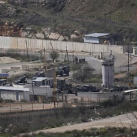 כלי רכב צבאיים בבית הסוהר עופר לקראת שחרורם של אסירים פלסטינים, 1 בפברואר 2025 (צילום: AP Photo/Nasser Nasser) כלי רכב צבאיים בבית הסוהר עופר לקראת שחרורם של אסירים פלסטינים, 1 בפברואר 2025 (צילום: AP Photo/Nasser Nasser)
