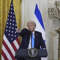 נשיא ארצות הברית דונלד טראמפ וראש הממשלה בנימין נתניהו במסיבת עיתונאים בבית הלבן אחרי פגישתם, 4 בפברואר 2025 (צילום: AP Photo/Alex Brandon) נשיא ארצות הברית דונלד טראמפ וראש הממשלה בנימין נתניהו במסיבת עיתונאים בבית הלבן אחרי פגישתם, 4 בפברואר 2025 (צילום: AP Photo/Alex Brandon)