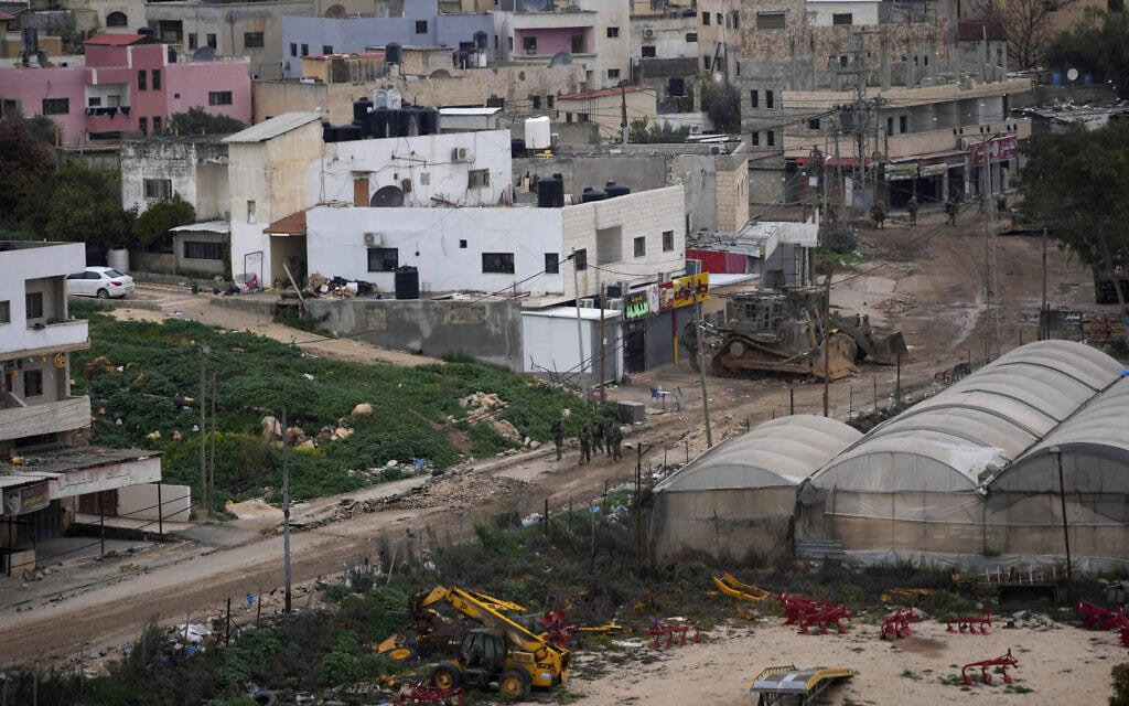חיילי צה"ל פועלים במחנה הפליטים פארעה בצפון הגדה המערבית, 11 בפברואר 2025 (צילום: AP Photo/Nasser Nasser) חיילי צה"ל פועלים במחנה הפליטים פארעה בצפון הגדה המערבית, 11 בפברואר 2025 (צילום: AP Photo/Nasser Nasser)
