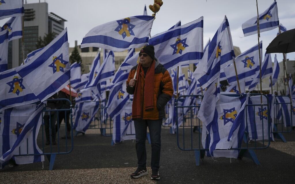 כיכר החטופים בתל אביב בזמן שחרור החטופים החללים משבי חמאס, 20 בפברואר 2025 (צילום: AP Photo/Oded Balilty) כיכר החטופים בתל אביב בזמן שחרור החטופים החללים משבי חמאס, 20 בפברואר 2025 (צילום: AP Photo/Oded Balilty)