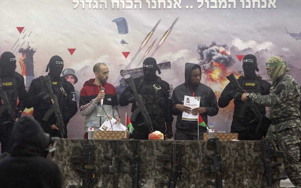 אברה מנגיסטו וטל שהם ברפיח מהלך שחרורם משבי חמאס, 22 בפברואר 2025 (צילום: AP Photo/Jehad Alshrafi) אברה מנגיסטו וטל שהם ברפיח מהלך שחרורם משבי חמאס, 22 בפברואר 2025 (צילום: AP Photo/Jehad Alshrafi)