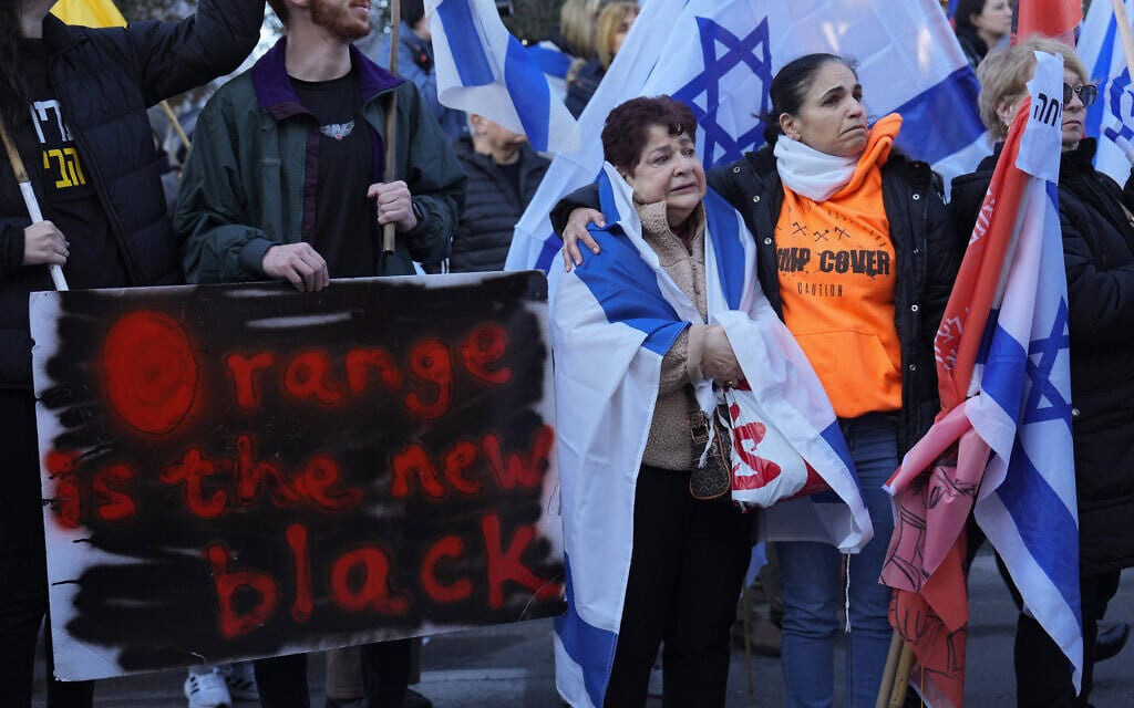 אבלים משתתפים במסע הלוויה של שירי ביבס ושני ילדיה, אריאל וכפיר, בראשון לציון. 26 בפברואר 2025 (צילום: AP Photo/Ariel Schalit) אבלים משתתפים במסע הלוויה של שירי ביבס ושני ילדיה, אריאל וכפיר, בראשון לציון. 26 בפברואר 2025 (צילום: AP Photo/Ariel Schalit)