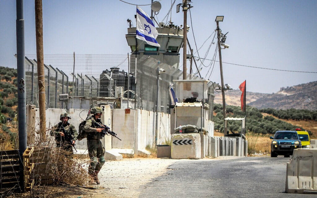 חיילי צה"ל במחסום בין שכם לקלקיליה בגדה המערבית, 25 ביולי 2024 (צילום: Nasser Ishtayeh/Flash90) חיילי צה"ל במחסום בין שכם לקלקיליה בגדה המערבית, 25 ביולי 2024 (צילום: Nasser Ishtayeh/Flash90)