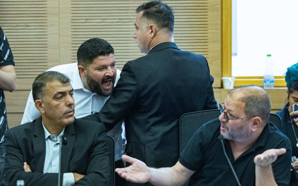 ח"כ אלמוג כהן מתנפל על ח"כ עופר כסיף במהלך דיון של ועדת הכנסת, 29 באוקטובר 2024 (צילום: יונתן זינדל/פלאש90) ח"כ אלמוג כהן מתנפל על ח"כ עופר כסיף במהלך דיון של ועדת הכנסת, 29 באוקטובר 2024 (צילום: יונתן זינדל/פלאש90)