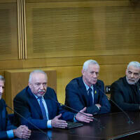 ראשי האופוזיציה יאיר לפיד, בני גנץ, אביגדור ליברמן ויאיר גולן במסיבת עיתונאים בכנסת, 6 בנובמבר 2024