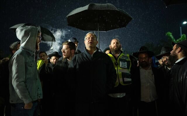 השר לביטחון לאומי איתמר בן גביר משתתף בהלווייתו של הרב צבי קוגן, שנרצח באבו דאבי. כפר חב"ד, 25 בנובמבר 2024 (צילום: אריק מרמור/פלאש90) השר לביטחון לאומי איתמר בן גביר משתתף בהלווייתו של הרב צבי קוגן, שנרצח באבו דאבי. כפר חב"ד, 25 בנובמבר 2024 (צילום: אריק מרמור/פלאש90)