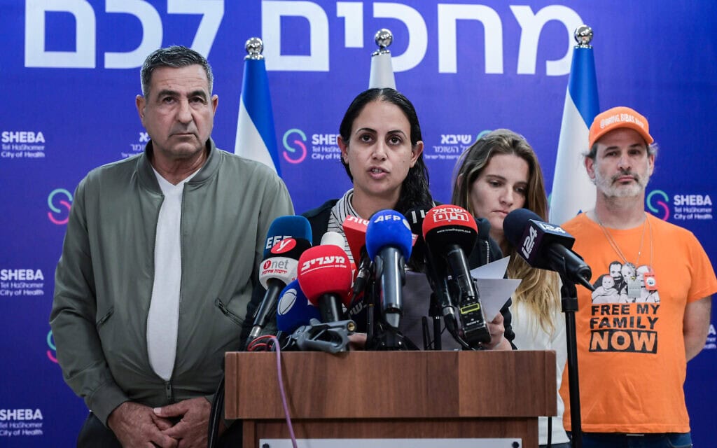 עופרי ביבס לוי נושאת דברים במרכז הרפואי שיבא בתל השומר, כשלצידה קרובי משפחתה, 3 בפברואר 2025 (צילום: אבשלום ששוני/פלאש90) עופרי ביבס לוי נושאת דברים במרכז הרפואי שיבא בתל השומר, כשלצידה קרובי משפחתה, 3 בפברואר 2025 (צילום: אבשלום ששוני/פלאש90)
