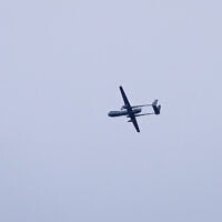 כטב"ם ישראלי טס מעל צפון רצועת עזה, כפי שנראה מהצד הישראלי של הגבול, 9 בפברואר 2025 (צילום: תומר נויברג/פלאש90) כטב"ם ישראלי טס מעל צפון רצועת עזה, כפי שנראה מהצד הישראלי של הגבול, 9 בפברואר 2025 (צילום: תומר נויברג/פלאש90)