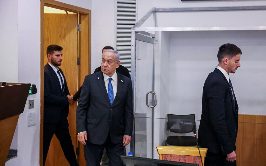 ראש הממשלה בנימין נתניהו מגיע לבית המשפט המחוזי בתל אביב לקראת עדותו. 10 בפברואר 2025 (צילום: תומר אפלבאום/פול ) ראש הממשלה בנימין נתניהו מגיע לבית המשפט המחוזי בתל אביב לקראת עדותו. 10 בפברואר 2025 (צילום: תומר אפלבאום/פול )