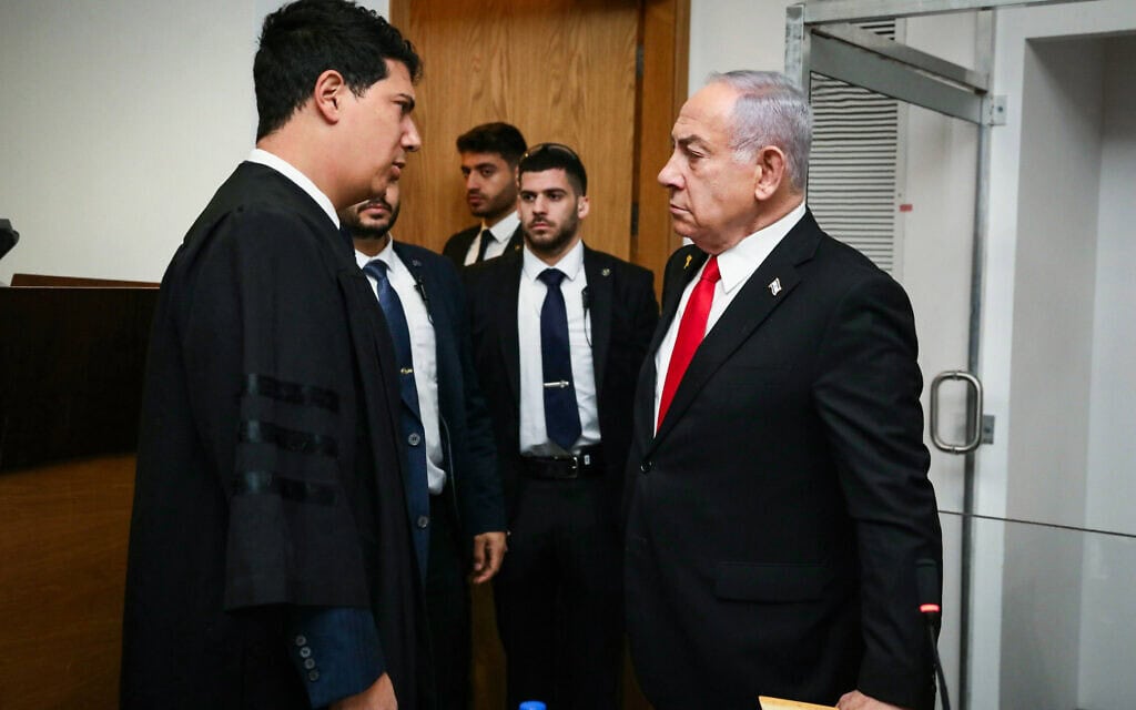 ראש הממשלה בנימין נתניהו משוחח עם פרקליטו עמית חדד בפתח יום עדותו העשירי. 17 בפברואר 2025 (צילום: GIDEON MARKOWICZ/POOL) ראש הממשלה בנימין נתניהו משוחח עם פרקליטו עמית חדד בפתח יום עדותו העשירי. 17 בפברואר 2025 (צילום: GIDEON MARKOWICZ/POOL)