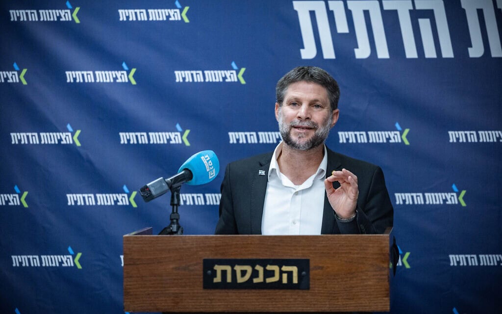 בצלאל סמוטריץ' בישיבת הסיעה של הציונות הדתית בכנסת, 17 בפברואר 2025 (צילום: יונתן זינדל/פלאש90) בצלאל סמוטריץ' בישיבת הסיעה של הציונות הדתית בכנסת, 17 בפברואר 2025 (צילום: יונתן זינדל/פלאש90)