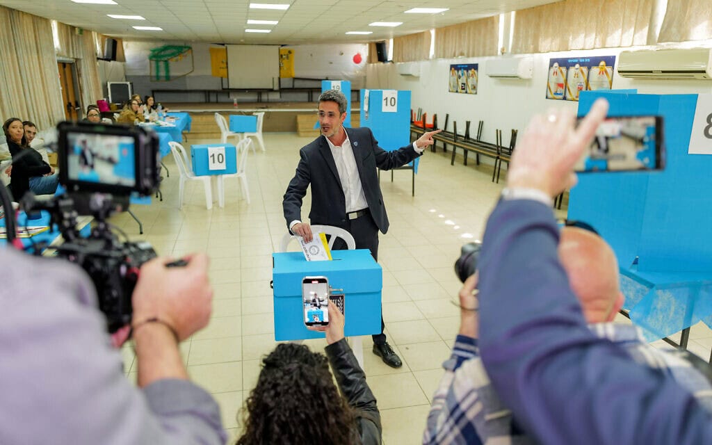 ראש עיריית קריית שמונה אביחי שטרן מצביע בבחירות המוניציפליות, 18 בפברואר 2025 (צילום: מיכאל גלעדי/פלאש90) ראש עיריית קריית שמונה אביחי שטרן מצביע בבחירות המוניציפליות, 18 בפברואר 2025 (צילום: מיכאל גלעדי/פלאש90)