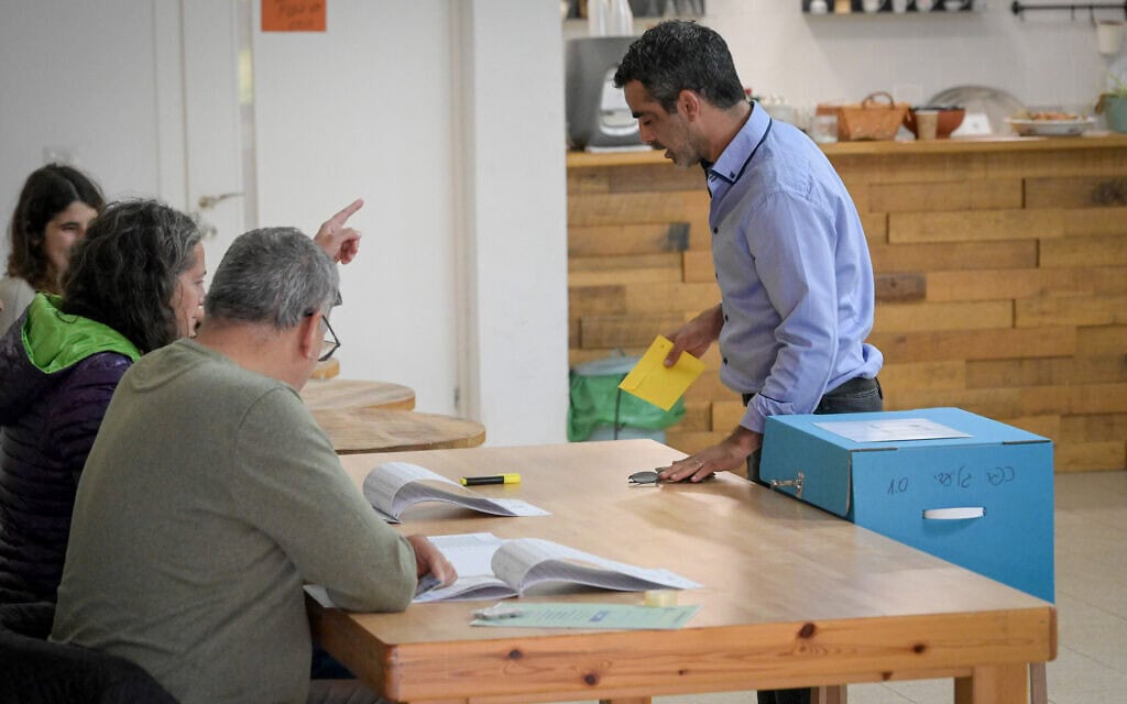 ניסן זאבי, המתמודד לראשות המועצה האזורית הגליל העליון, מצביע בבחירות לרשויות המקומיות בקלפי בכפר גלעדי, 18 בפברואר 2025 (צילום: מיכאל גלעדי/פלאש90) ניסן זאבי, המתמודד לראשות המועצה האזורית הגליל העליון, מצביע בבחירות לרשויות המקומיות בקלפי בכפר גלעדי, 18 בפברואר 2025 (צילום: מיכאל גלעדי/פלאש90)
