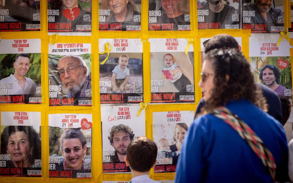 פוסטרים של חטופים, המוחזקים ברצועת עזה, בתל אביב, 19 בפברואר 2025 (צילום: מרים אלסטר/פלאש90) פוסטרים של חטופים, המוחזקים ברצועת עזה, בתל אביב, 19 בפברואר 2025 (צילום: מרים אלסטר/פלאש90)