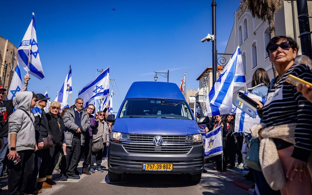מאות אוחזים בדגלי ישראל בהלווייתו של החטוף המנוח עודד ליפשיץ, בראשון לציון, 25 בפברואר 2025 (צילום: מרים אלסטר/פלאש90) מאות אוחזים בדגלי ישראל בהלווייתו של החטוף המנוח עודד ליפשיץ, בראשון לציון, 25 בפברואר 2025 (צילום: מרים אלסטר/פלאש90)