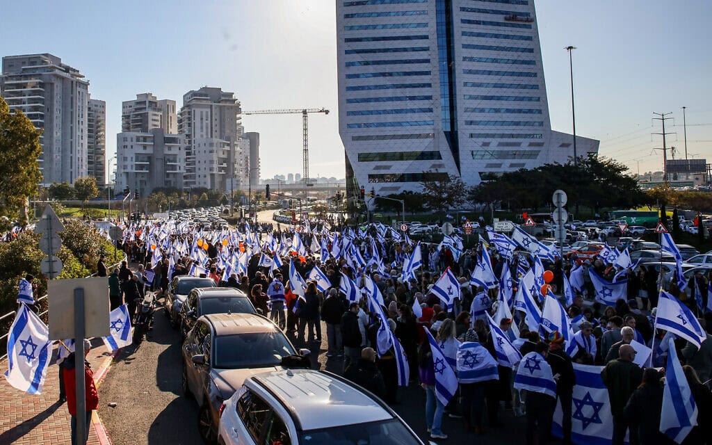 המונים עם דגלים במסע הלוויה של שירי, אריאל וכפיר ביבס בראשון לציון. 26 בפברואר 2025 (צילום: דור פזואלו/פלאש90) המונים עם דגלים במסע הלוויה של שירי, אריאל וכפיר ביבס בראשון לציון. 26 בפברואר 2025 (צילום: דור פזואלו/פלאש90)
