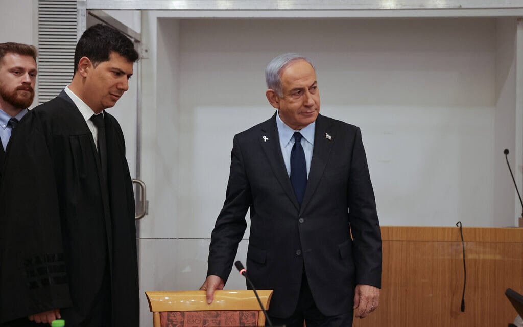 ראש הממשלה, בנימין נתניהו, מגיע לבית המשפט המחוזי בתל אביב לפני תחילת עדותו במשפט המתנהל נגדו, 26 בפברואר 2024. (צילום: מרים אלסטר/פלאש90) ראש הממשלה, בנימין נתניהו, מגיע לבית המשפט המחוזי בתל אביב לפני תחילת עדותו במשפט המתנהל נגדו, 26 בפברואר 2024. (צילום: מרים אלסטר/פלאש90)