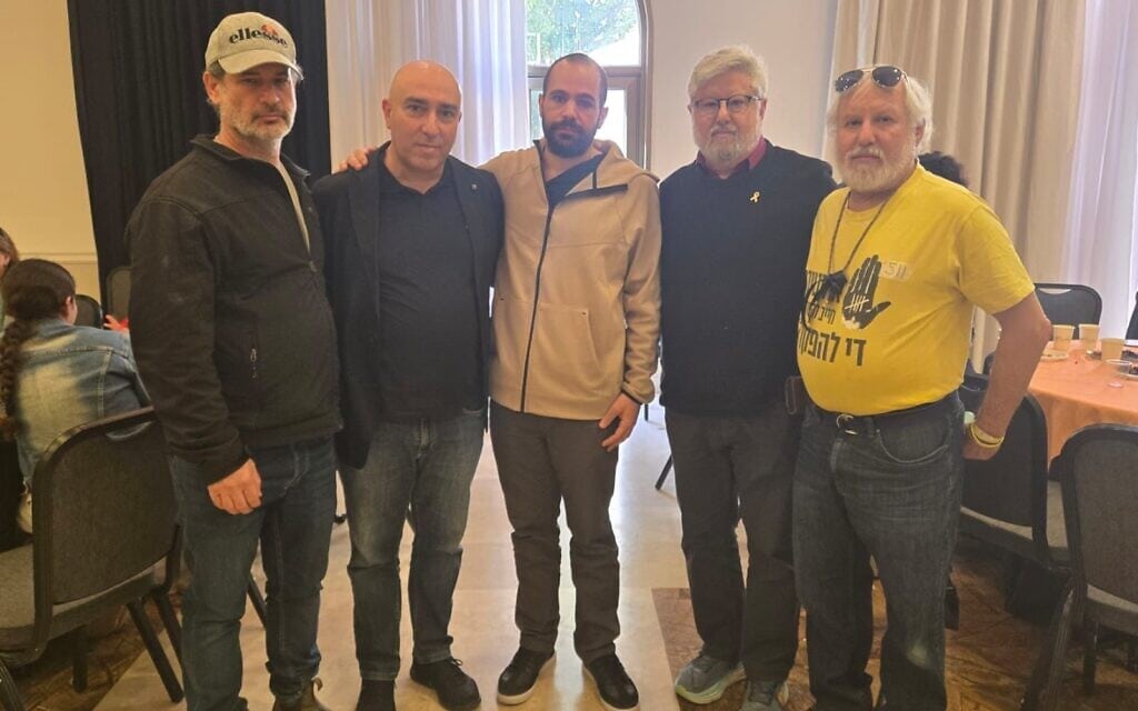 הפעיל הפלסטיני סאמר סנג'ילאווי לצד ירדן ביבס בכפר המכביה. 28 בפברואר 2025 (צילום: הטוויטר של סאמר סנג'ילאווי) הפעיל הפלסטיני סאמר סנג'ילאווי לצד ירדן ביבס בכפר המכביה. 28 בפברואר 2025 (צילום: הטוויטר של סאמר סנג'ילאווי)