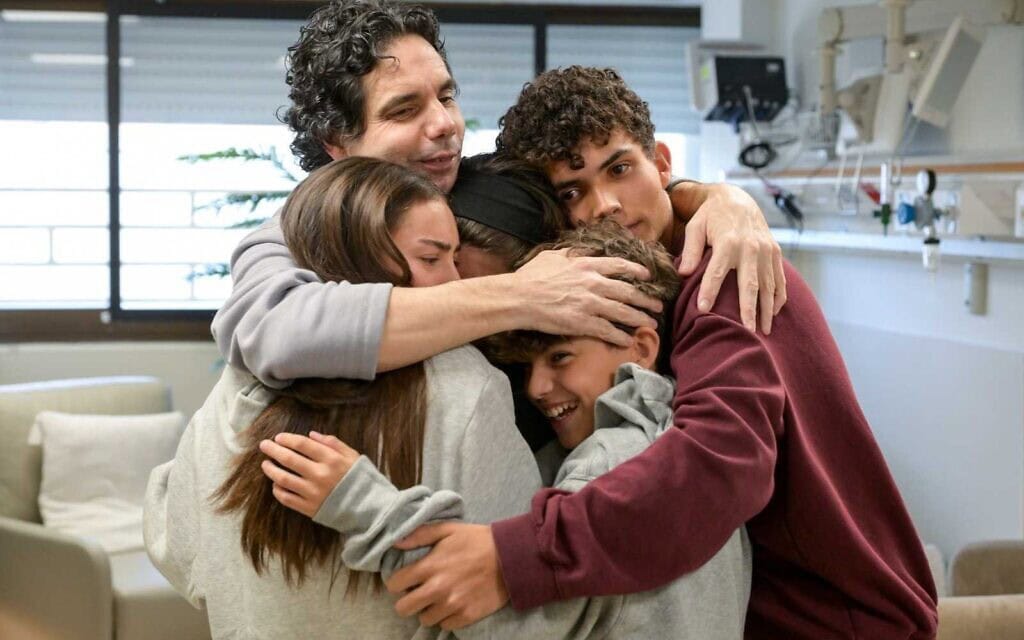 עופר קלדרון עם ילדיו, גאיה, רותם, סהר וארז, במרכז הרפואי שיבא בתל השומר, 1 בפברואר 2025 (צילום: מעיין טואף / לע"מ) עופר קלדרון עם ילדיו, גאיה, רותם, סהר וארז, במרכז הרפואי שיבא בתל השומר, 1 בפברואר 2025 (צילום: מעיין טואף / לע"מ)