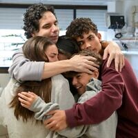 עופר קלדרון עם ילדיו, גאיה, רותם, סהר וארז, במרכז הרפואי שיבא בתל השומר, 1 בפברואר 2025 (צילום: מעיין טואף / לע"מ) עופר קלדרון עם ילדיו, גאיה, רותם, סהר וארז, במרכז הרפואי שיבא בתל השומר, 1 בפברואר 2025 (צילום: מעיין טואף / לע"מ)