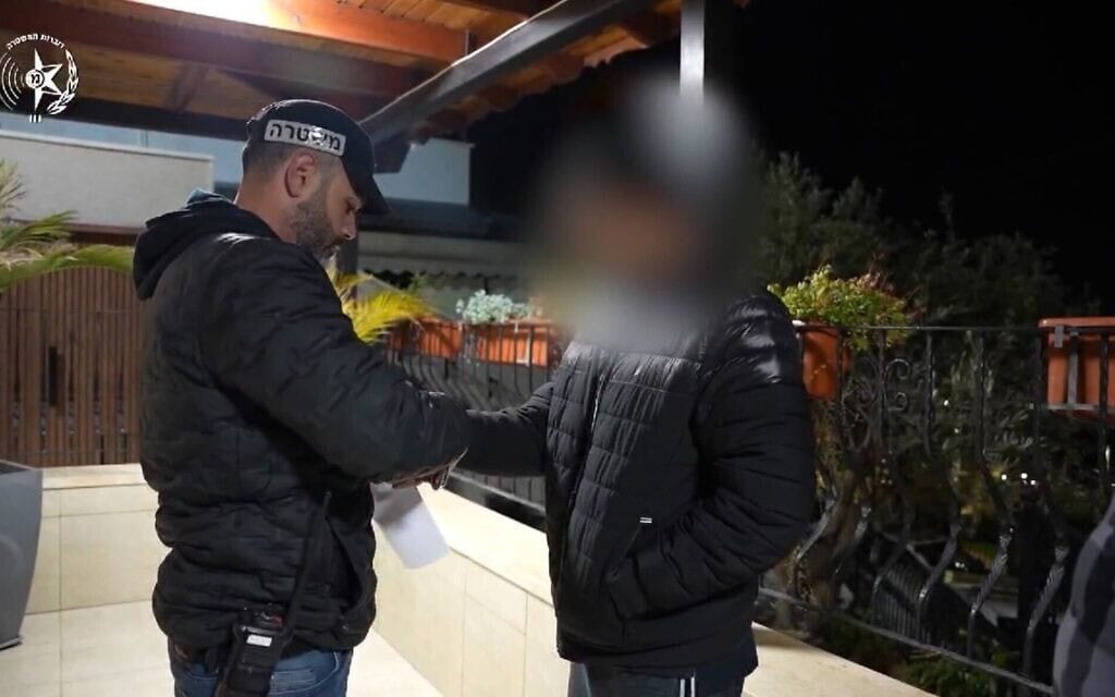המשטרה עוצרת אדם החשוד בהתערבות בתהליך הנפקת המכרזים במסגרת ארגון הפשע אבו לטיף, 26 בפברואר 2025 (צילום: דוברות המשטרה) המשטרה עוצרת אדם החשוד בהתערבות בתהליך הנפקת המכרזים במסגרת ארגון הפשע אבו לטיף, 26 בפברואר 2025 (צילום: דוברות המשטרה)