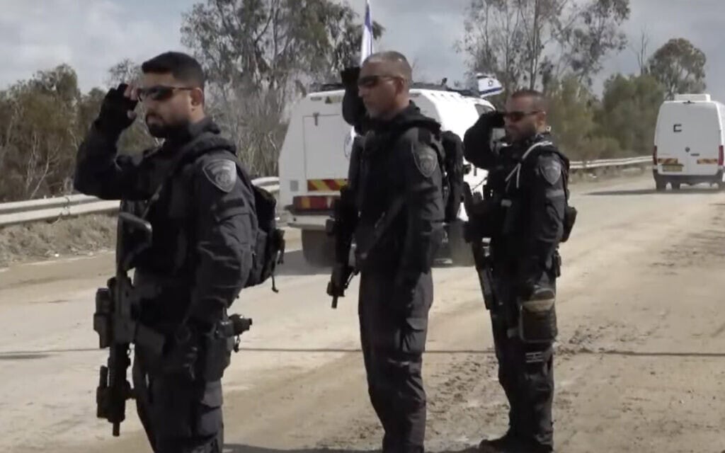 שוטרים מצדיעים לשיירת החטופים החללים בדרכה למכון המשפטי באבו כביר. 20 בפברואר 2025 (צילום: צילום מסך, דוברות המשטרה) שוטרים מצדיעים לשיירת החטופים החללים בדרכה למכון המשפטי באבו כביר. 20 בפברואר 2025 (צילום: צילום מסך, דוברות המשטרה)