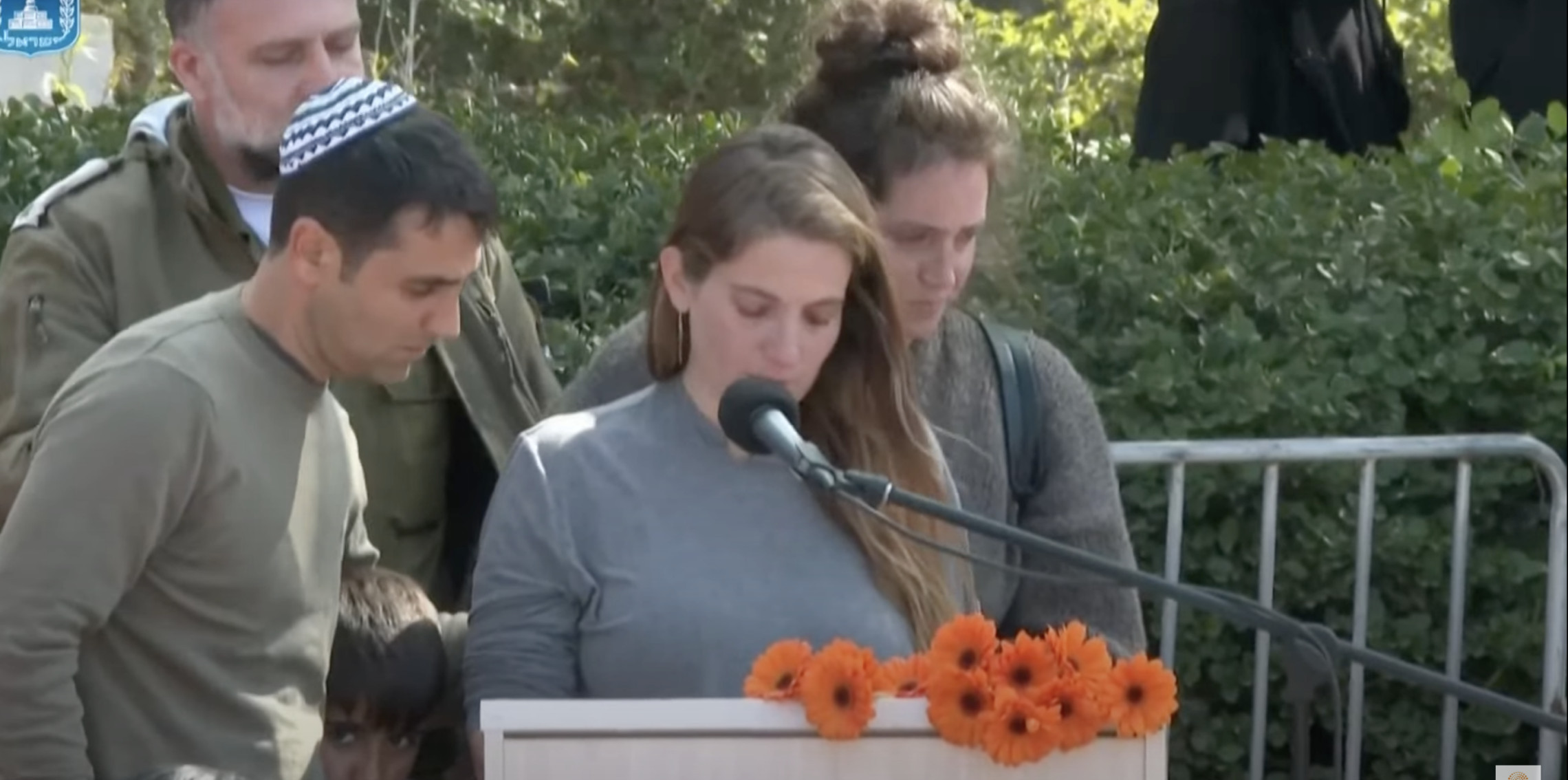 דנה סיטון, אחותה של שירי ביבס, סופדת לה, לכפיר ואריאל. 26 בפברואר 2025 (צילום: צילום מסך) דנה סיטון, אחותה של שירי ביבס, סופדת לה, לכפיר ואריאל. 26 בפברואר 2025 (צילום: צילום מסך)