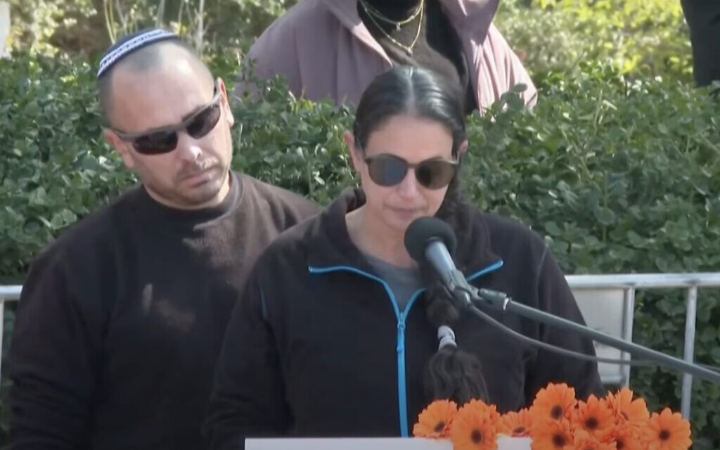 עופרי ביבס לוי סופדת לשירי, כפיר ואריאל. 26 בפברואר 2025 (צילום: צילום מסך) עופרי ביבס לוי סופדת לשירי, כפיר ואריאל. 26 בפברואר 2025 (צילום: צילום מסך)