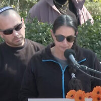 עופרי ביבס לוי סופדת לשירי, כפיר ואריאל. 26 בפברואר 2025 (צילום: צילום מסך) עופרי ביבס לוי סופדת לשירי, כפיר ואריאל. 26 בפברואר 2025 (צילום: צילום מסך)