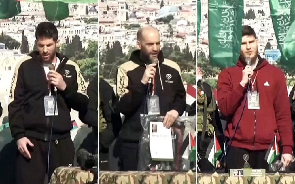 החטופים שגיא דקל חן, סשה טרופנוב ויאיר הורן ב"טקס" השחרור של חמאס, 15 בפברואר 2024 (צילום: צילום מסך) החטופים שגיא דקל חן, סשה טרופנוב ויאיר הורן ב"טקס" השחרור של חמאס, 15 בפברואר 2024 (צילום: צילום מסך)